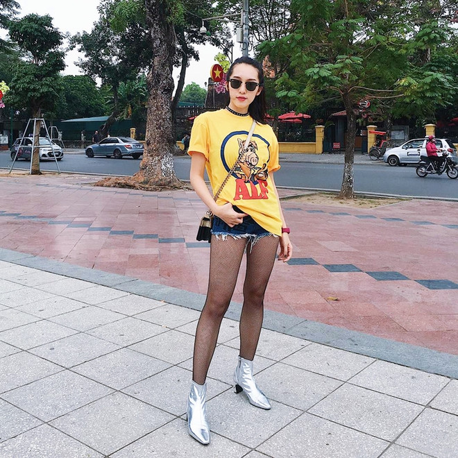 Mỹ nhân Việt trổ tài mix áo thun, tỏa sắc hút hồn trên đường phố ảnh 6