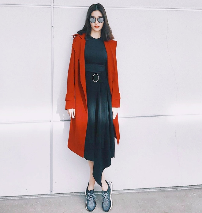 Mỹ nhân Việt trổ tài mix áo thun, tỏa sắc hút hồn trên đường phố ảnh 4