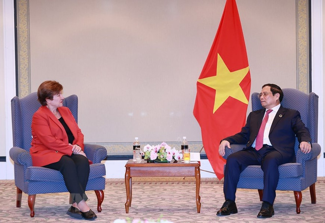 Thủ tướng Phạm Minh Chính tiếp Tổng Giám đốc Quỹ Tiền tệ Quốc tế (IMF) Kristalina Georgieva. (Ảnh: Dương Giang/TTXVN) IMF: Việt Nam là ngôi sao sáng trên bầu trời kinh tế thế giới ảnh 1