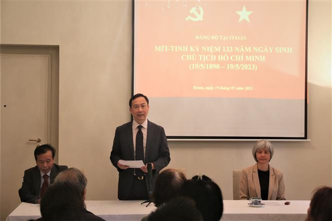 Đại sứ Dương Hải Hưng phát biểu tại lễ kỷ niệm. (Ảnh: Trường Dụy/TTXVN) Người Việt tại Đức và Italy tưởng nhớ Chủ tịch Hồ Chí Minh ảnh 2