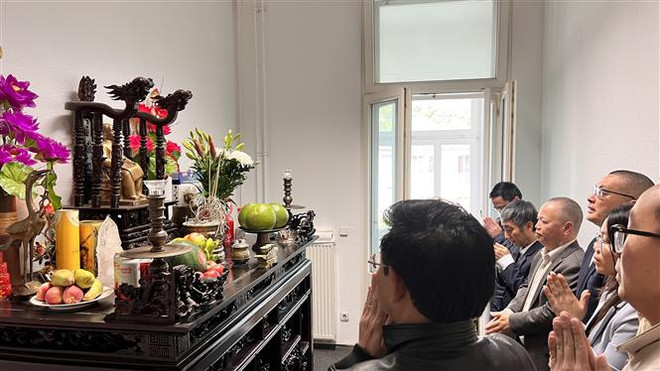 Cán bộ Đại sứ quán Việt Nam tại Berlin bày tỏ lòng thành kính trước bàn thờ Bác. (Ảnh: Mạnh Hùng/TTXVN) Người Việt tại Đức và Italy tưởng nhớ Chủ tịch Hồ Chí Minh ảnh 1