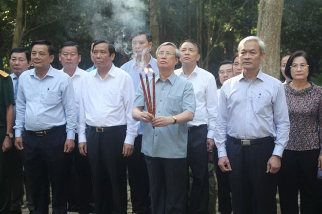 Thường trực Ban Bí thư tặng quà gia đình chính sách ở Đồng Nai ảnh 1