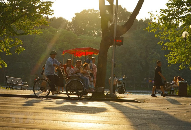 Nhiều khu vực trên cả nước ngày nắng, đêm có mưa vài nơi ảnh 1