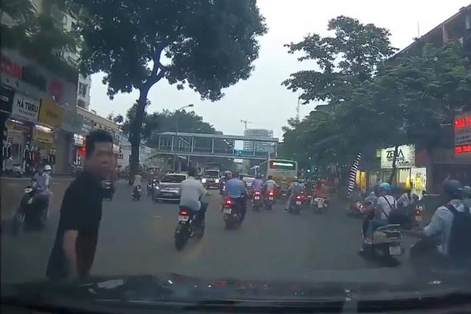 Hà Nội: Nam thanh niên vờ tai nạn, chặn xe để xin đểu tài xế ảnh 1