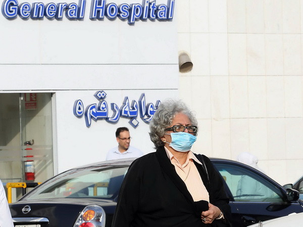 Người dân đeo khẩu trang phòng chống MERS tại bệnh viện ở thành phố Jeddah. (Ảnh: AFP/TTXVN) Thêm 5 ca tử vong vì nhiễm virus MERS tại Saudi Arabia ảnh 1