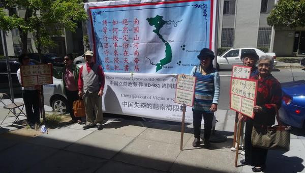 Bô lão đại diện cho Hội Đền Hùng biểu tình trước Tổng lãnh sự quán Trung Quốc tại San Francisco. (Ảnh: Thái Hùng/Vietnam+) Người Việt ở Mỹ gửi thư yêu cầu Trung Quốc rút giàn khoan ảnh 1