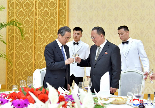 Ngoại trưởng Trung Quốc hội kiến với nhà lãnh đạo Triều Tiên ảnh 1