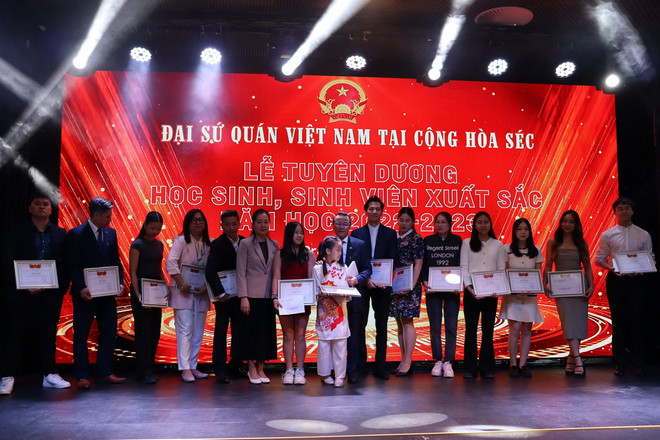 Trao giấy khen và quà cho con em người Việt đạt thành tích xuất sắc trong học tập, nghiên cứu. (Ảnh: Việt Dũng/TTXVN) ttxvn-nguoi viet tai sec2.jpg