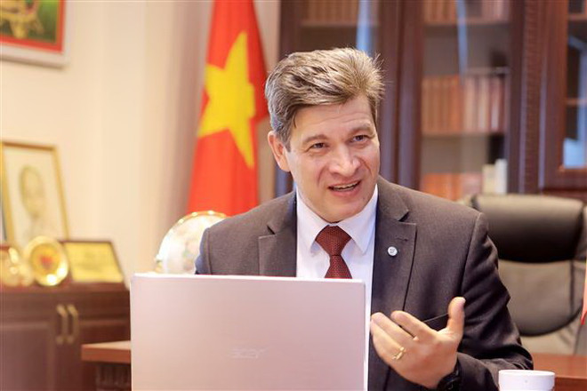 Giáo sư-Tiến sỹ khoa học lịch sử Vladimir Kolotov trả lời phỏng vấn. (Ảnh: Trần Hiếu/TTXVN) "Bài viết của Tổng Bí thư góp phần phát triển tư tưởng Hồ Chí Minh" ảnh 1