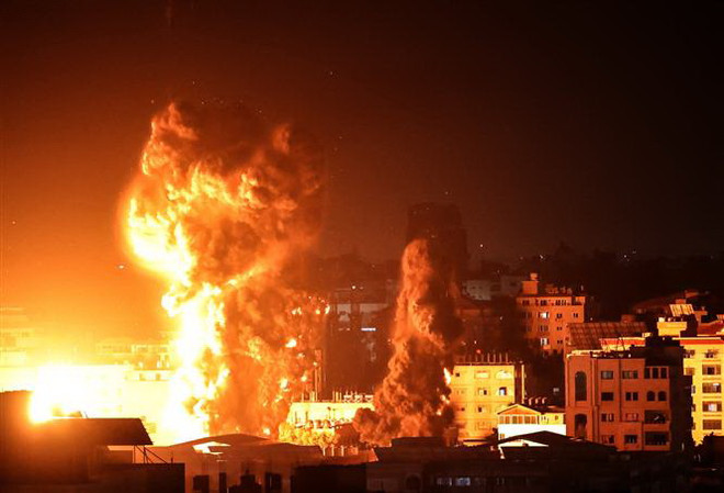 Khói lửa bốc lên sau cuộc không kích của Israel xuống thành phố Gaza. (Ảnh: AFP/TTXVN) Cuộc xung đột giữa Israel và Palestine: Hy vọng mong manh ảnh 3