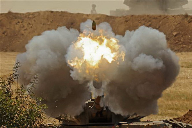Quân đội Israel nã pháo từ khu vực Sderot về phía Dải Gaza ngày 20/5/2021. (Ảnh: AFP/TTXVN) Cuộc xung đột giữa Israel và Palestine: Hy vọng mong manh ảnh 2