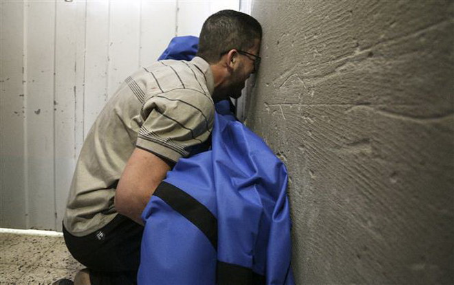 Nỗi đau của người cha mất con gái sau cuộc không kích của Israel xuống thành phố Gaza ngày 17/5/2021. (Ảnh: AFP/TTXVN) Cuộc xung đột giữa Israel và Palestine: Hy vọng mong manh ảnh 1