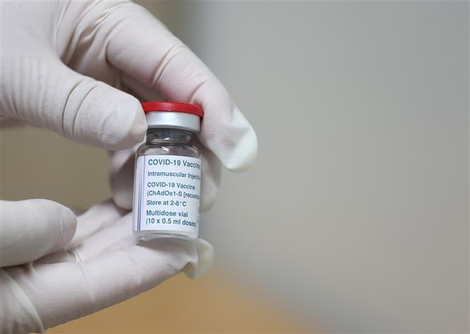 Vaccine ngừa COVID-19 của AstraZeneca. (Ảnh: Yonhap/TTXVN) EMA: Không tiêm mũi thứ 2 vaccine AstraZeneca cho người có huyết khối ảnh 1
