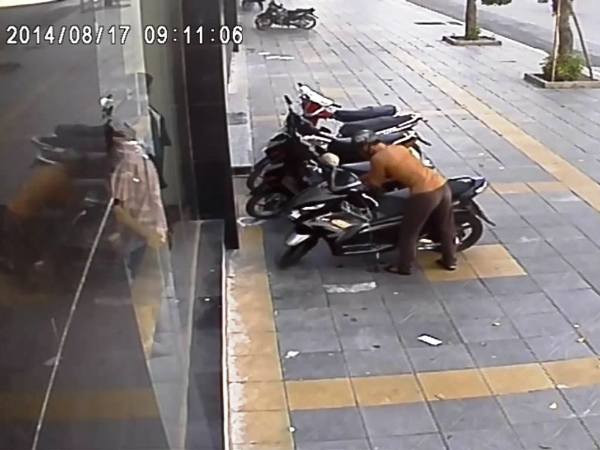 [Video] Vờ nghe điện thoại, phá khóa xe Air Blade trong vài giây ảnh 1