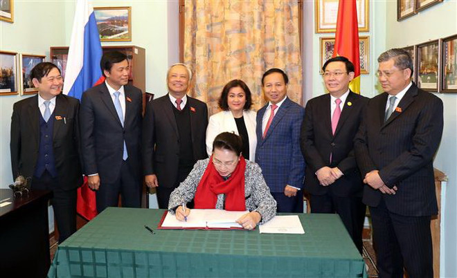 Chủ tịch Quốc hội thăm Đại sứ quán Việt Nam tại Liên bang Nga ảnh 2