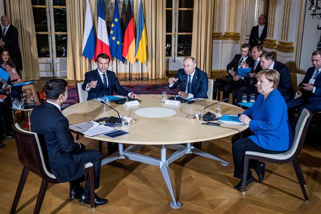 (Trong ảnh theo chiều kim đồng hồ, phía trước): Tổng thống Ukraine Volodymyr Zelensky, Tổng thống Pháp Emmanuel Macron, Tổng thống Nga Vladimir Putin và Thủ tướng Đức Angela Merkel tại Hội nghị thượng đỉnh nhóm Bộ tứ Normandy ở Paris (Pháp) ngày 9/12/2019. (Ảnh: AFP/TTXVN) Ukraine: Phe ly khai ở miền Đông sẵn sàng trao đổi tù binh ảnh 1