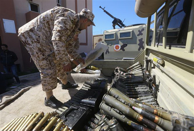 Lực lượng trung thành với Chính phủ Đoàn kết dân tộc Libya (GNA) kiểm tra đạn dược trước cuộc giao tranh với lực lượng tự xưng Quân đội quốc gia Libya (LNA) tại khu vực ngoại ô Tripoli, Libya, ngày 8/4/2019. (Ảnh: AFP/TTXVN) Tổng thống Erdogan: Thổ Nhĩ Kỳ sẵn sàng điều binh tới Libya ảnh 1
