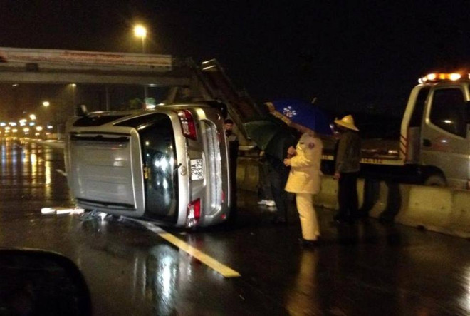 Đâm vào dải phân cách, ôtô lật nghiêng trên cầu Nhật Tân ảnh 1