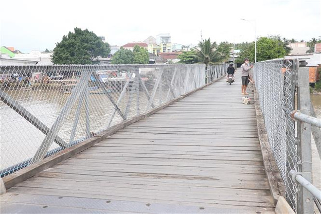 Bến Tre làm rào chắn lan can cầu Mỹ Thạnh sau tai nạn 2 người tử vong ảnh 1