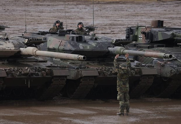 Xe tăng chiến đấu hạng nặng Leopard 2 của Đức. (Nguồn: Getty Images/Defense News) Kế hoạch cung cấp vũ khí cho Ukraine của chính phủ Italy và Đức ảnh 1