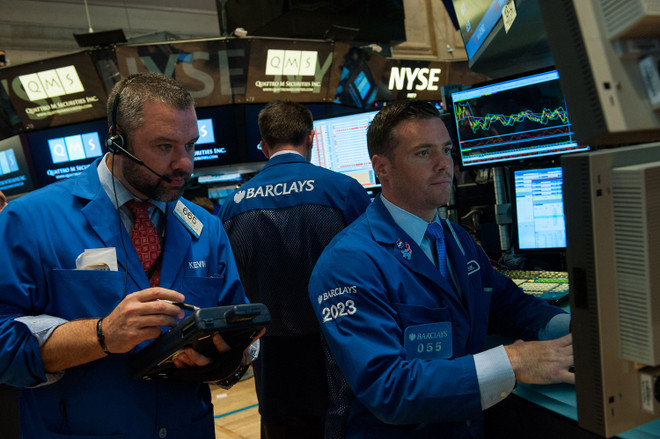 Sắc xanh phủ Phố Wall nhờ cổ phiếu các doanh nghiệp lớn tăng ảnh 1