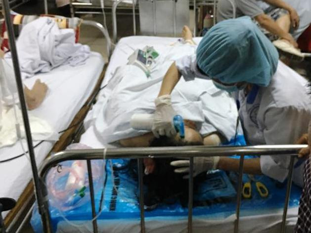 Hà Nội: Chồng chém vợ gần đứt lìa 4 ngón tay ngay trên giường ảnh 1