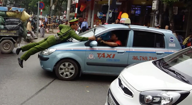 Hà Nội: Cảnh sát "đu mình" trên nắp capo xe taxi tại phố Bà Triệu ảnh 1