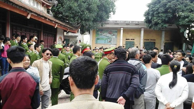 Hà Nội: Tạm giữ nhóm người đi xe biển xanh, đòi chôn hài cốt ở đền ảnh 1