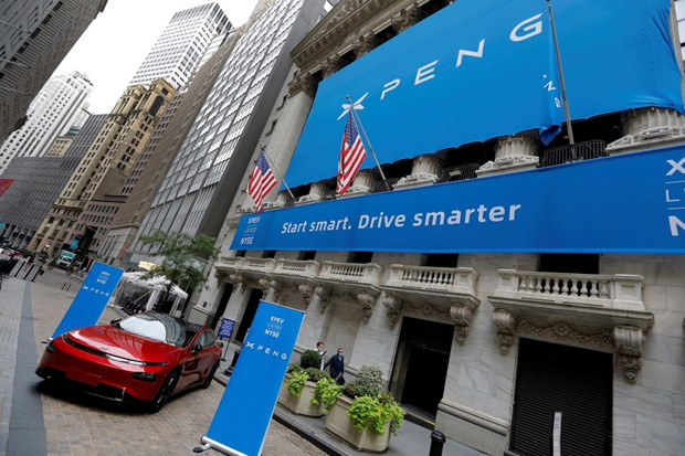 Một chiếc xe điện của XPeng bên ngoài Sàn giao dịch Chứng khoán New York trước thềm IPO. (Nguồn: Reuters) Hoạt động IPO trên toàn cầu diễn ra chậm lại trong quý 3 ảnh 1