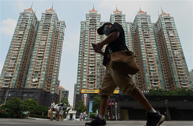 Các tòa nhà do tập đoàn bất động sản Evergrande xây dựng tại Quảng Châu, Trung Quốc. (Ảnh: AFP/TTXVN) Trung Quốc hối thúc các ngân hàng ngăn chặn hành vi đầu cơ nhà ở ảnh 1