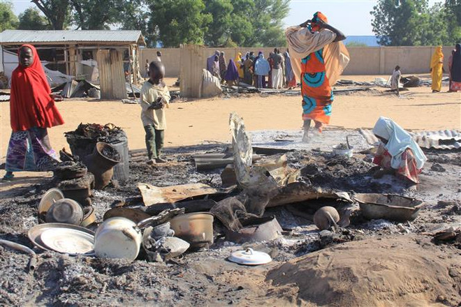 Nhà cửa bị thiêu rụi trong một vụ tấn công tại làng Dalori, ngoại ô Maiduguri, bang Borno, Nigeria. (Ảnh minh họa. AFP/TTXVN) Cướp vũ trang tấn công tại miền Trung Nigeria, hơn 10 người thiệt mạng ảnh 1