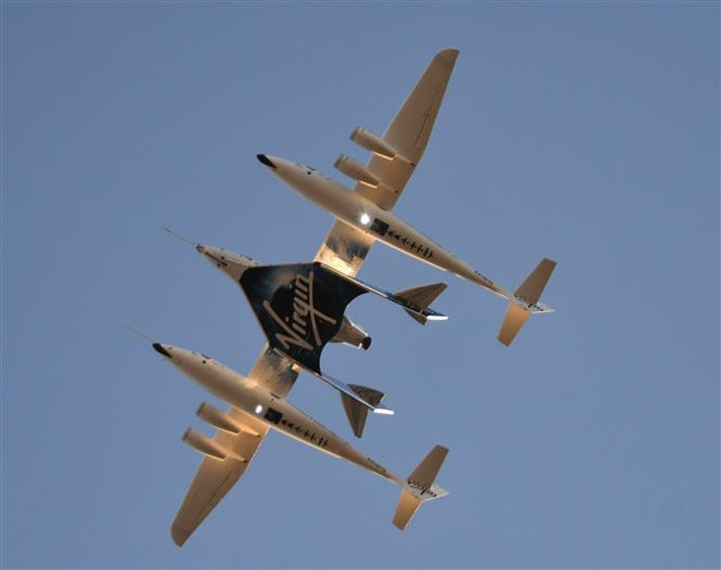 Tàu vũ trụ thương mại SpaceShipTwo trong chuyến bay thử nghiệm tại Mojave, California, Mỹ. (Ảnh: AFP/TTXVN) Mỹ cho phép Virgin Galactic nối lại các chuyến bay vào vũ trụ ảnh 1