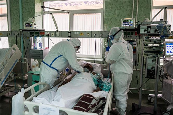 Điều trị cho bệnh nhân nhiễm COVID-19 tại bệnh viện ở Moskva, Nga. (Ảnh: AFP/TTXVN) Nga có 867 ca tử vong trong 24 giờ, Ukraine thêm gần 12.000 ca nhiễm ảnh 1