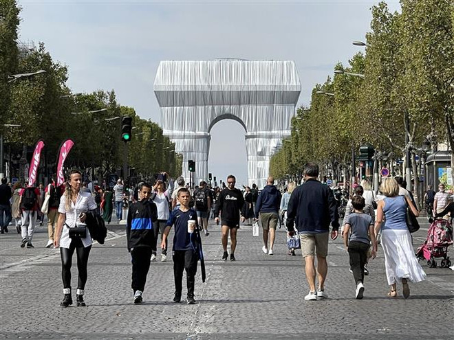 Quang cảnh Khải Hoàn Môn tại Paris. (Ảnh: Nguyễn Thu Hà/TTXVN) Pháp mở rộng đối tượng thực hiện quy định trình chứng nhận y tế ảnh 1
