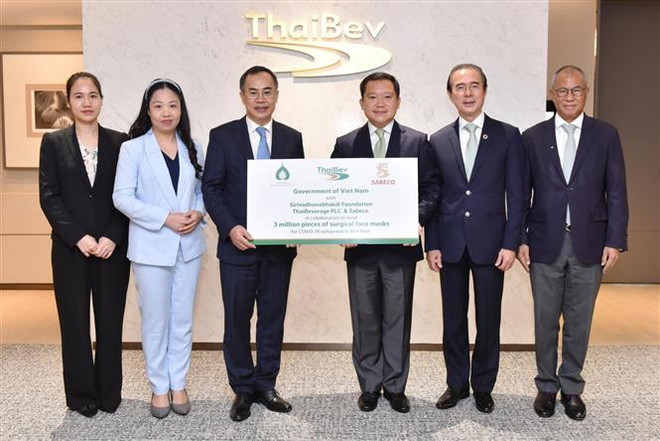 Tập đoàn ThaiBev tặng Chính phủ Việt Nam 3 triệu khẩu trang phẫu thuật cao cấp do tập đoàn sản xuất, trị giá khoảng 10 tỷ đồng. (Ảnh: TTXVN phát) Tập đoàn Thái Lan cam kết tiếp tục đầu tư dài hạn tại Việt Nam ảnh 1