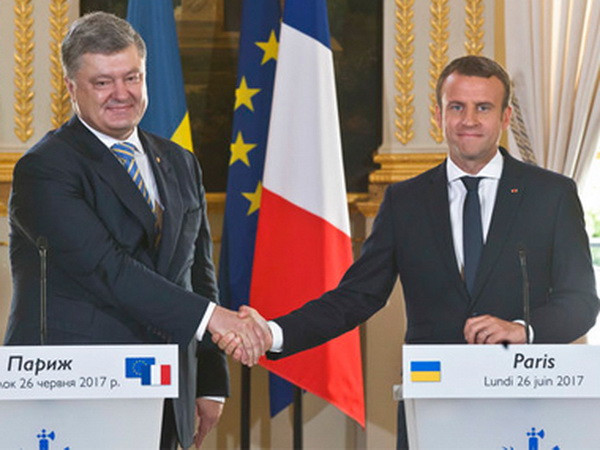 Tổng thống Ukraine Petro Poroshenko (trái) và Tổng thống Pháp Macron. (Nguồn: AP) Tổng thống Macron: Pháp không công nhận Nga sáp nhập Crimea ảnh 1