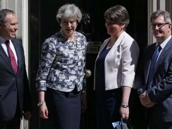 Bà Theresa May và bà Arlene Foster tại Văn phòng Thủ tướng Anh ở số 10 Phố Downing. (Nguồn: AFP) Anh: Đảng Bảo thủ và DUP đạt thỏa thuận thành lập liên minh ảnh 1
