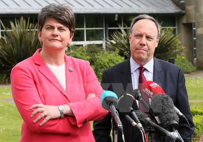 Lãnh đạo đảng DUP, bà Arlene Foster (trái). (Nguồn: AFP/TTXVN) Anh: DUP ủng hộ chính phủ của bà Theresa May về Brexit ảnh 1