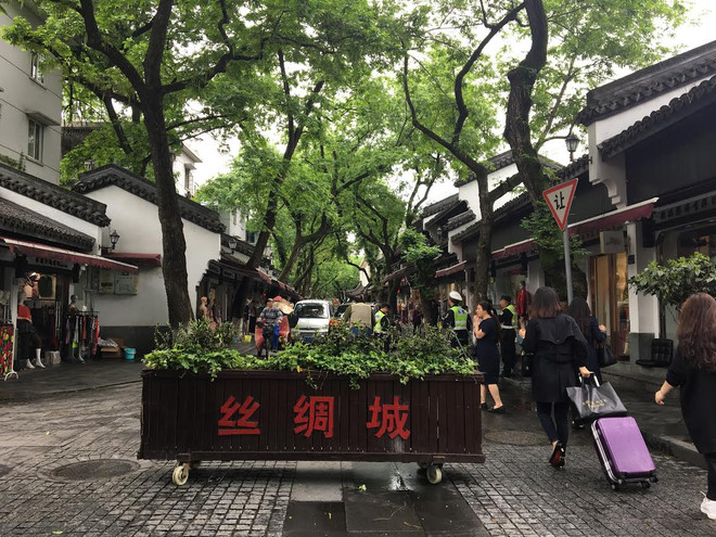 Phố mua sắm tơ lụa Hàng Châu. (Ảnh: Mỹ Anh/Vietnam+) Vẻ đẹp nên thơ của thành phố Hàng Châu níu chân du khách ảnh 2