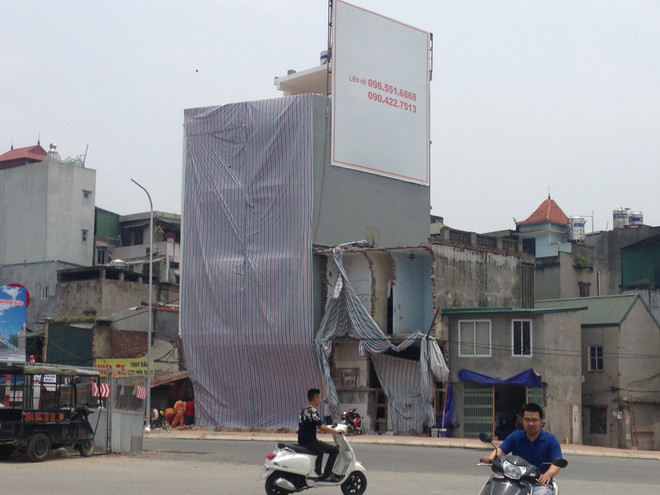 Nhiều sai phạm trong vụ cột điện “đâm xuyên” nhà 4 tầng? ảnh 2