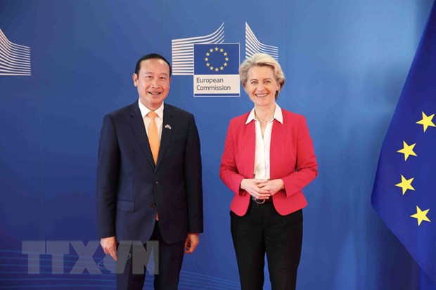 Đại sứ Nguyễn Văn Thảo và Chủ tịch EC, Ursula von der Leyen. (Ảnh: TTXVN phát) Đại sứ Nguyễn Văn Thảo: Thúc đẩy hợp tác Việt Nam-EU lên tầm cao mới ảnh 1