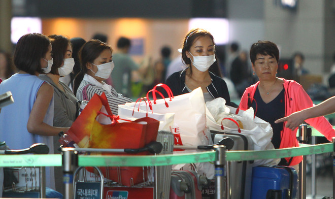 Chính phủ Hàn Quốc xem xét lập đội đặc nhiệm đối phó virus MERS ảnh 1