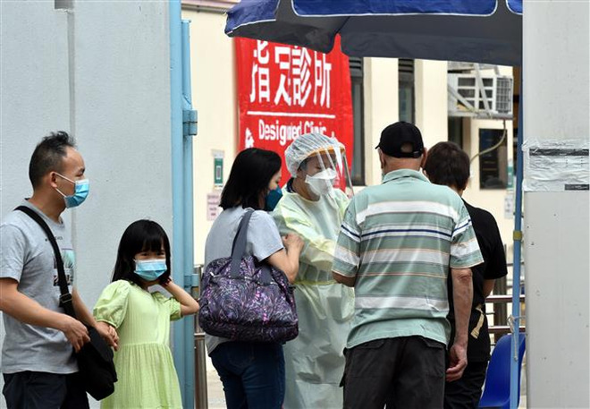 Một điểm xét nghiệm COVID-19 tại Hong Kong, Trung Quốc. (Ảnh: THX/TTXVN) Hong Kong khó có thể thực hiện giãn cách xã hội theo đúng lộ trình ảnh 1