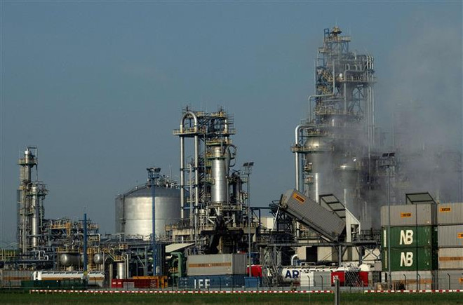 Liên minh châu Âu nhất trí cấm nhập khẩu hơn 2/3 lượng dầu mỏ từ Nga ảnh 1