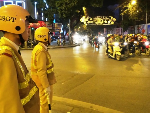 Xử lý nghiêm cả hành vi cổ vũ đua xe trái phép trong đêm Chung kết ảnh 1