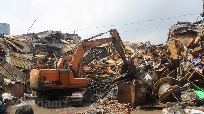 Dọn dẹp hiện trường vụ cháy Rạng Đông. (Ảnh: PV/Vietnam+) Vụ Rạng Đông: Đã thu gom gần 1.100 tấn vật liệu sau cháy ảnh 3