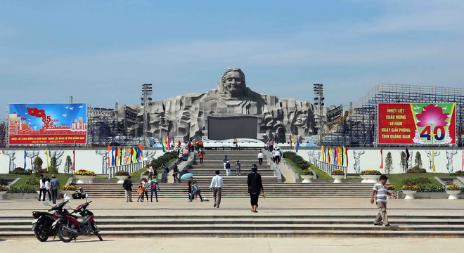 Khắc phục gạch bong trước sân tượng đài Mẹ Việt Nam Anh hùng ảnh 1