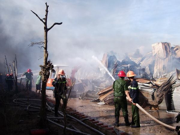 Bến Tre: Cháy kho chứa, hơn 1.000 tấn vải thun bị thiêu rụi ảnh 1