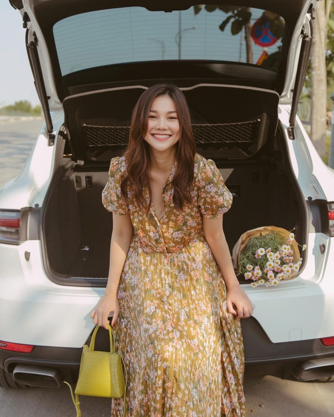 Sao Việt ''bùng nổ'' nhan sắc với váy in hoa trong loạt street style ảnh 2