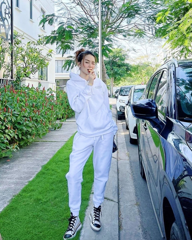 Sao Việt ''bùng nổ'' nhan sắc với váy in hoa trong loạt street style ảnh 18